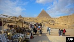 Une vue des pyramides de Khéphren, à droite, et de Menkaure, à gauche, sur le plateau de Gizeh dans la banlieue sud-ouest de la capitale du Caire, le 6 décembre 2017.