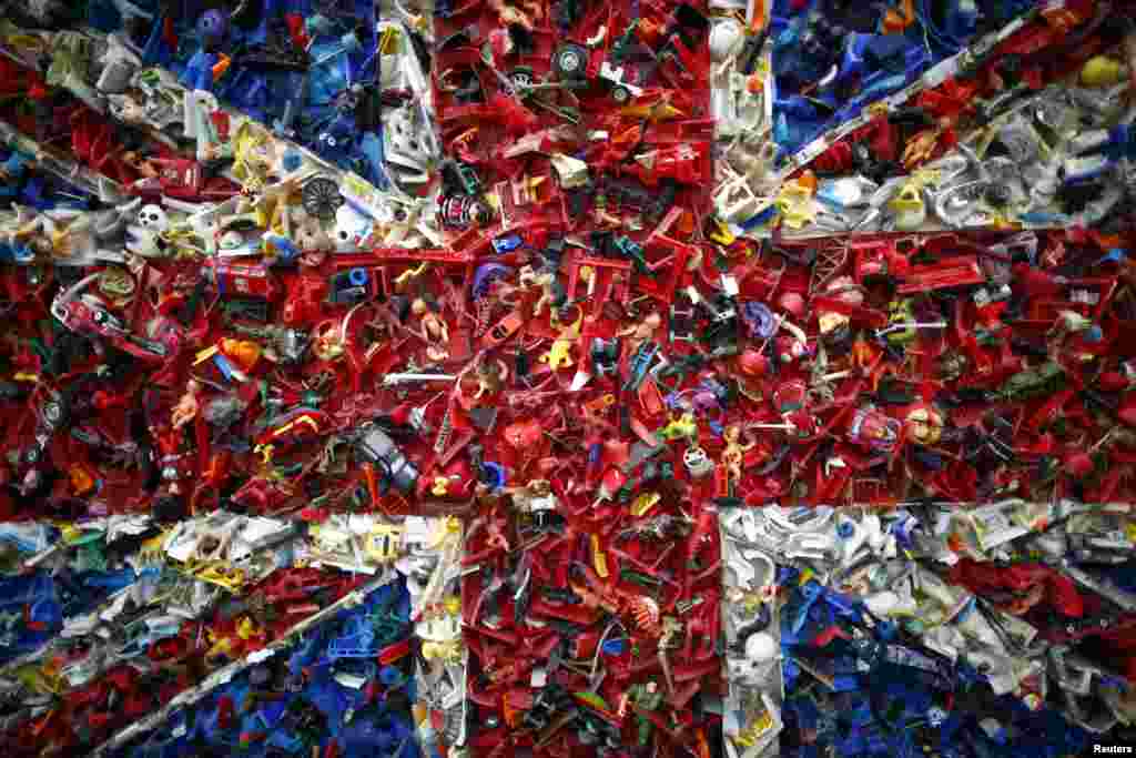 Sebuah detail karya seni oleh seniman Willem Boshoff berjudul "Bendera" dipajang di sebuah galeri seni di kota London.