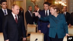 德国总理默克尔，俄罗斯总统普京和意大利总理伦齐来到会场（2014年10月17日）