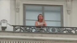 فدریکا موگرینی، در بالکن هتل کوبورگ