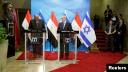 베냐민 네타냐후(가운데) 이스라엘 총리와 사메히 슈크리(왼쪽) 이집트 외무장관이 10일 이스라엘 수도 예루살렘에서 회담한 한 뒤 공동기자회견을 열고 있다. 