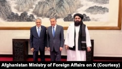 2025年5月21日，中国外交部长王毅在北京会见巴基斯坦外交部长伊沙克·达尔(左)和阿富汗代理外交部长阿米尔·汗·穆塔基，三方举行了非正式会谈。
