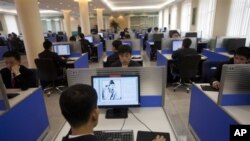 지난해 4월 북한 평양의 김일성 대학 도서관에서 컴퓨터를 사용하는 학생들. (자료사진)