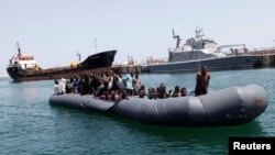 Des migrants illégaux sont secourus par les garde-côtes libyens à Tripoli, Libye, le 6 mai 2017.
