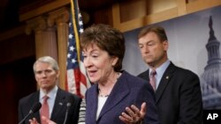 共和党籍参议员苏珊·柯林斯（中）