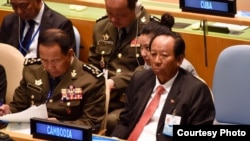 រដ្ឋមន្ត្រី​ការពារ​ជាតិ​កម្ពុជា លោក ទៀ បាញ់ និងគណៈប្រតិភូកម្ពុជា ចូលរួមសន្និសីទបេសកកម្ម​រក្សា​សន្តិភាព​របស់​អង្គការ​សហប្រជាជាតិ នៅ​ទីស្នាក់​កណ្តាល​របស់​អ.ស.ហ ​នៅក្នុង​ទីក្រុង​ញូវយ៉ក នៅ​ថ្ងៃសុក្រ ទី២៩ ខែមីនា ឆ្នាំ២០១៩។ (រូបថតដកស្រង់ពីទំព័រហ្វេសប៊ុករបស់ General Tea Banh)