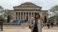Penulis Indonesia, Leila Chudori di depan Columbia University, New York, salah satu tujuan tur bedah buku "Pulang." (Courtesy Leila Chudori)