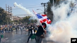 태국 수도 방콕에서 1일 경찰이 반정부 시위대를 향해 최루탄을 발사하는 모습.