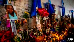 2025年1月4日，哀悼者在波旁街为路易斯安那州新奥尔良1月1日恐怖袭击的受害者守夜。