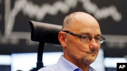 6일 독일 프랑크푸르트 증권시장에서 관계자가 전광판을 예의주시하고 있다.