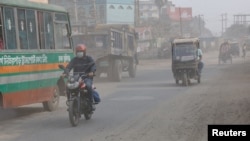 Vehicles move through the dusty road as air quality decreases during dry season in Dhaka, Bangladesh, February 19, 2024. (REUTERS/Mohammad Ponir Hossain)