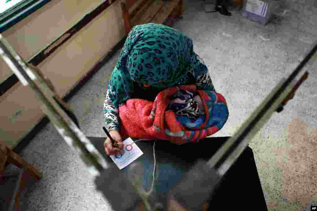 14일 이집트 하왐다야의 한 투표소에서 여성 유권자가 개헌 국민투표에 참여했다.