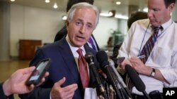 Ketua komisi hubungan luar negeri Senat AS, Bob Corker menjawab pertanyaan wartawan di gedung Capitol (foto: dok). 