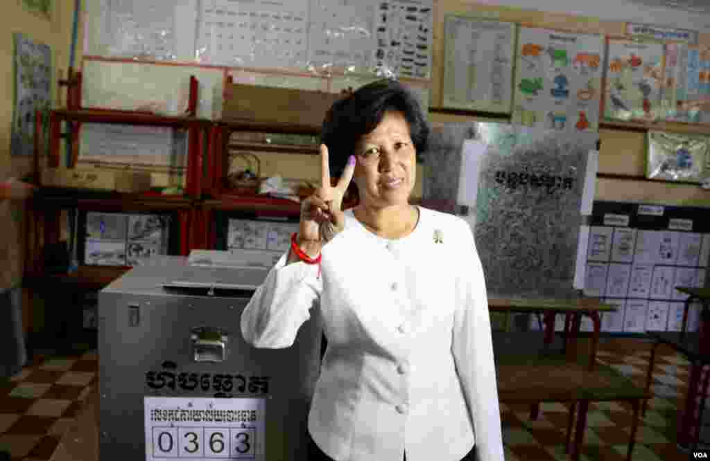 Putri Norodom Arunrasmy, presiden Partai Kerajaan FUNCIPEC, memberikan suaranya di tempat pemilihan suara di Kampong Cham, timur laut Phnom Penh. (VOA Khmer/Heng Reaksmey)