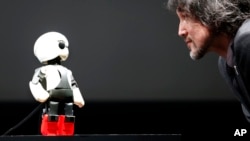 Fuminori Kataoka, manajer proyek humanoid dari Toyota berbicara dengan robot Kirobo (foto: dok). Kirobo dikirim ke stasiun antariksa (ISS) dan berbicara dari sana. 