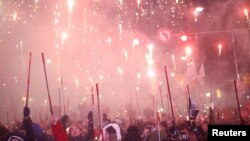 박근혜 대통령의 즉각 퇴진을 요구하는 촛불 집회가 열린 10일 시민들이 폭죽을 터트리고 있다. 