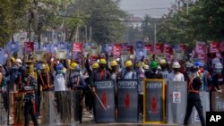 缅甸仰光的示威者手持土制盾牌抗议（2021年3月9日）