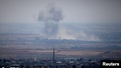 19일 시리아 국경 너머로 상공에 솟구치는 연기가 보인다. 
