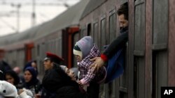 Des réfugiés descendent d'un train dans le nord de la Macédoine, le 10 février 2016.