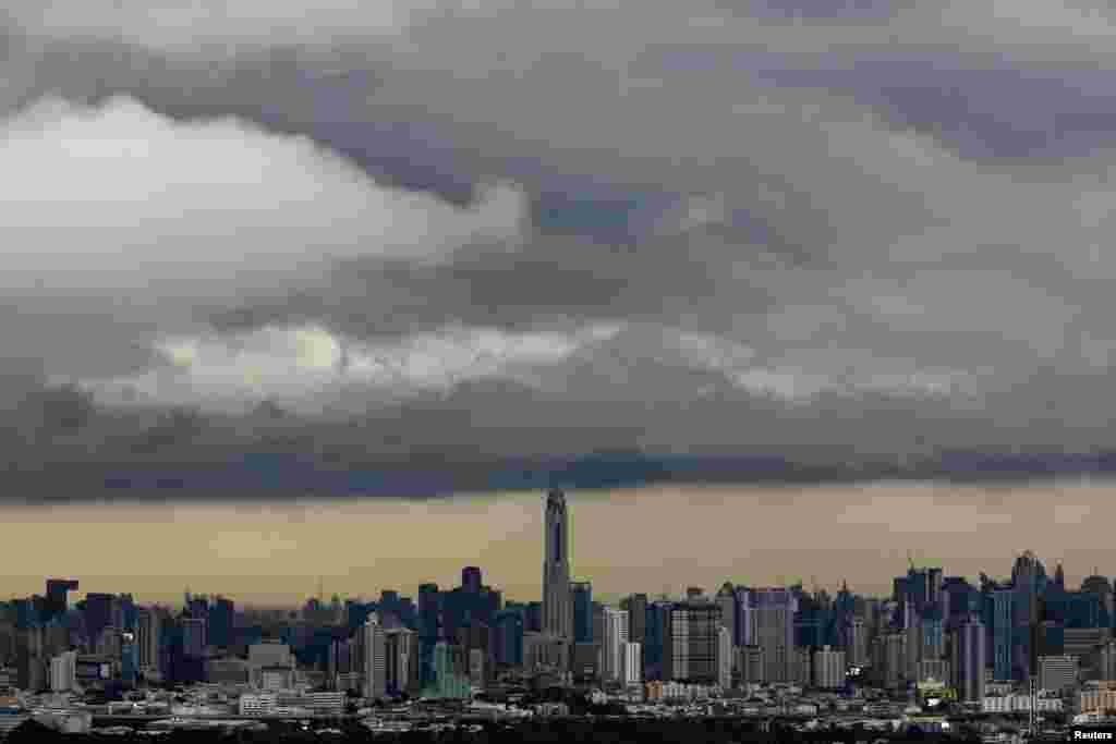 អ្នក​ស៊ើប​អង្កេត​កំពុង​ជញ្ជូន​សាកសព​ចេញ​ទី​កន្លែង​ប្រគុំ​តន្រ្តីក្បែរ​រមណីយដ្ឋាន Mandalay Bay ទីក្រុង​ Las Vegas Strip រដ្ឋ Nevada កាលពី​ថ្ងៃទី​០២ តុលា ២០១៧។