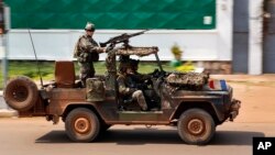 法国特种部队车辆2013年12月5日在中非共和国首都班吉巡逻。 
