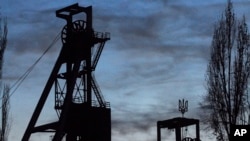 Suasana di sekitar menara tambang Zasyadka di Donetsk, Ukraina, Senin 19 November, 2007. Lambang negara Ukraina (trisula), terlihat di atas menara (sebelah kanan). (Foto: dok). Tujuh pekerja tambang dilaporkan tewas, dan sembilan lainnya terluka dalam ledakan gas di tambang batu bara ini, Senin (17/2).