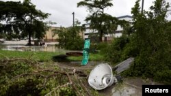 Oboreni ulični znak i krhotine razbacane su nakon što je tornado u prolazu pogodio područje dok se uragan Milton približava Fort Myersu, Florida, SAD 9. oktobra 2024. REUTERS/Ricardo Arduengo