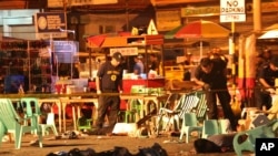 폭탄테러가 일어난 다바오 시에서 경찰이 조사를 하고 있다. 