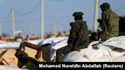 资料照片：苏丹军人在靠近埃塞俄比亚边境的难民营中看管救援物资（2020年11月24日）