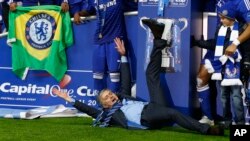 Photo d’archives : L'entraîneur de Chelsea Jose Mourinho célébrant la victoire de son équipe face à Tottenham, au stade de Wembley à Londres, dimanche 1 mars 2015, lors de la finale de la Coupe de la Ligue d'Angleterre.