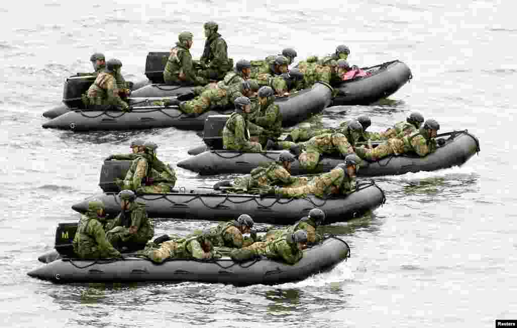 Pasukan bela diri Jepang (JSDF) melakukan latihan militer dengan menggunakan perahu karet di lepas pantai Pulau Eniyabanare, Jepang selatan.
