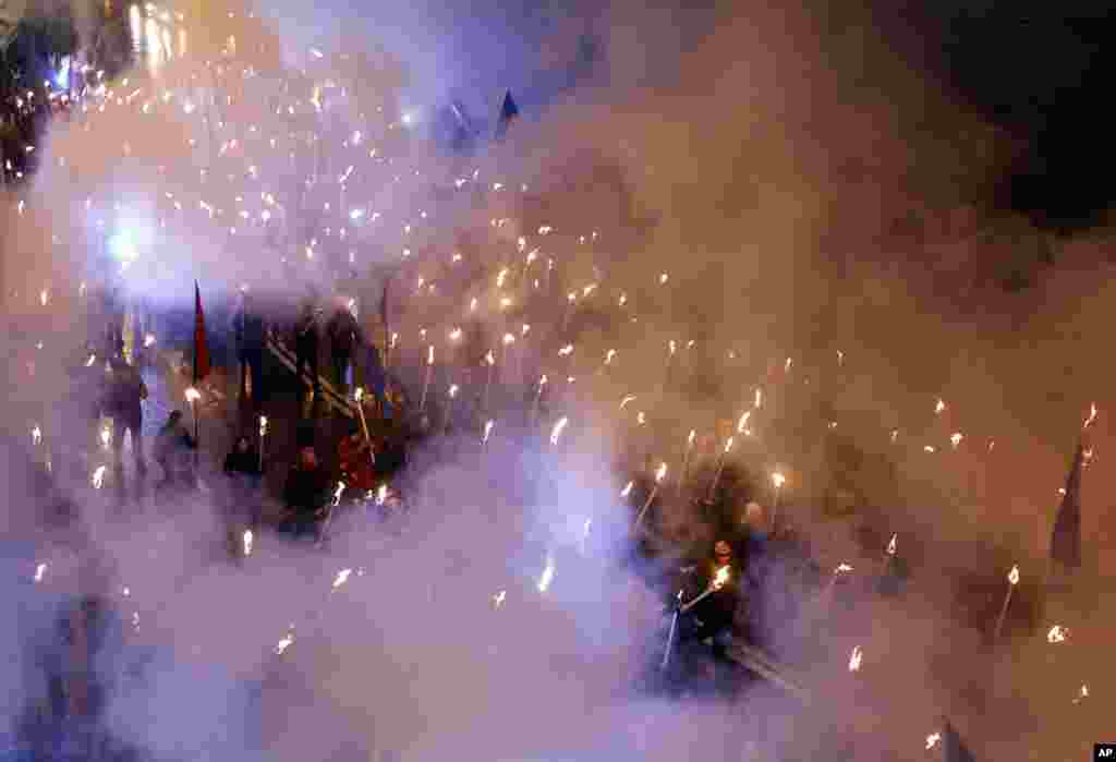 មនុស្ស​ជាច្រើន​រយ​នាក់​ហែក្បួន​ជាមួយភ្លើង​គោម​ដើម្បី​រំលឹក​ពិធីបុណ្យ​ខួប​១០០​ឆ្នាំ​របស់​ការ​ប្រយុទ្ធ​ប្រឆាំង​នឹង​ចលនា​ Moscow&#39;s bolsheviks ក្នុង​ទីក្រុង​ ​ កាលពី​ថ្ងៃទី​២៩ មករា ២០១៨។