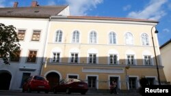 خانه ای در شهر براونو در شمال اتریش که آدولف هیتلر در آن متولد شده است 
