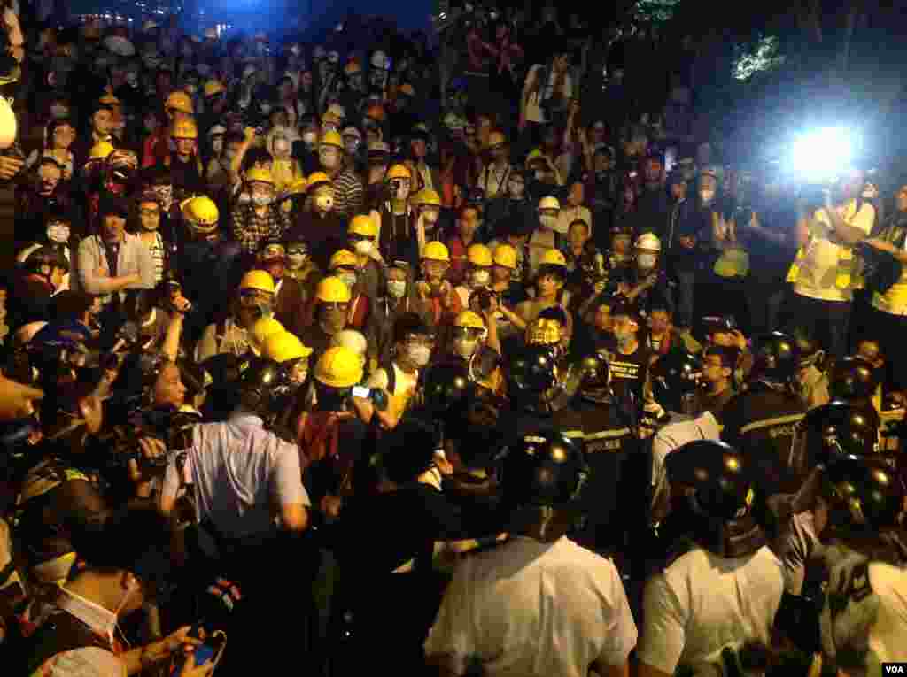 数千香港学生市民在金钟聚会与警方对峙 (美国之音海彦 拍摄) 
