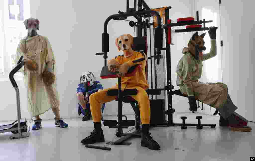 តារា​បង្ហាញ​ម៉ូត​ពាក់​ស្នាដៃ​ក្នុង​កម្ម​វិធី​បង្ហាញ​ម៉ូត​ផ្នែក​បុរស​សម្រាប់​រដូវ​ស្លឹក​ឈើ​ជ្រុះ​និង​រដូវរងា​ Julien David ឆ្នាំ​២០១៨​/២០១៩​ក្នុង​ទីក្រុង​ប៉ារីស​ប្រទេស​បារាំង។ 