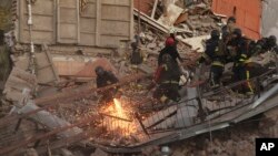 Спасатели разбирают завалы жилого дома, разрушенного в результате российского авиаудара, Запорожье, Украина, 7 ноября 2024 года