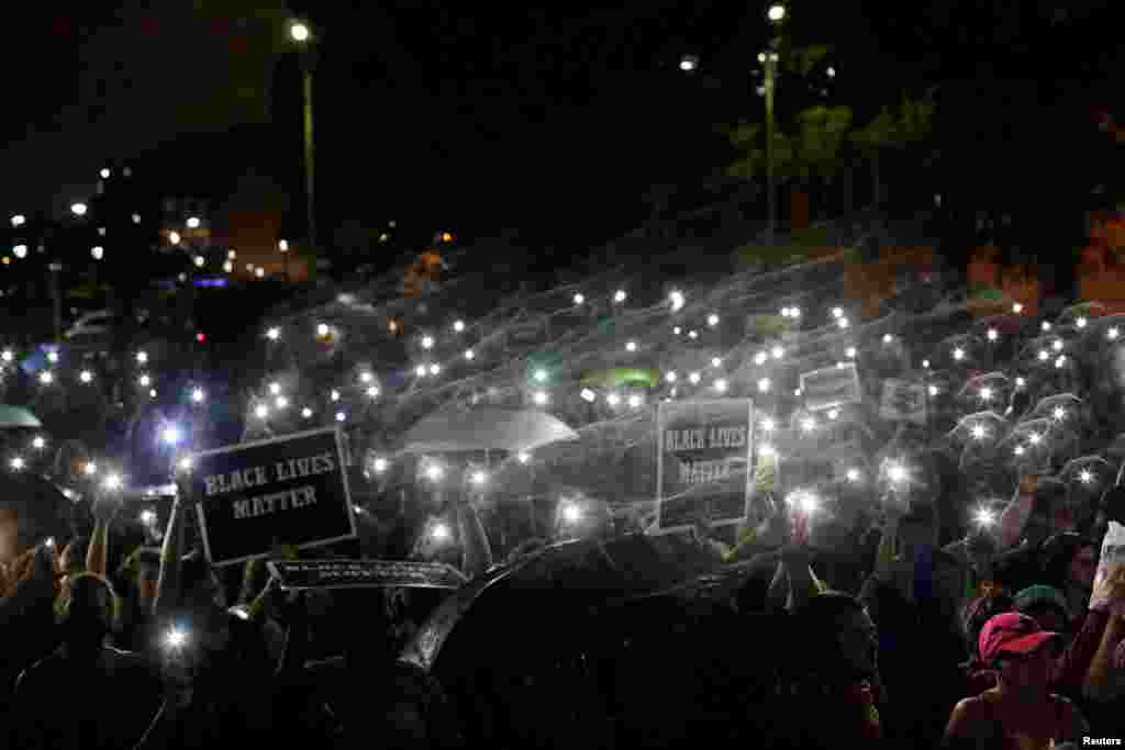 បាតុករ​បញ្ចាំង​ទូរស័ព្ទ​របស់​ខ្លួន​ខណ​ដែល​ពួកគេ​បន្ត​ធ្វើ​បាតុកម្ម​ក្នុង​ថ្ងៃទី​០៤ បន្ទាប់ពី Jason Stockley ​​អតីតប៉ូលិស​ម្នាក់​ដែល​គេ​សង្ស័យ​ថា​បាន​សម្លាប់ជនជាតិ​ស្បែក​ខ្មៅ​ Anthony Lamar Smith ក្នុង​ការ​បាញ់​ប្រហារ​កាលពី​ឆ្នាំ​២០១១។