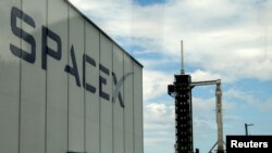 ຈ​ະຫຼວດ Falcon 9 ຂອງ SpaceX ກຽມ​ພ້ອມ​ເພື່ອ​ການ​ສົ່ງ​ຂຶ້ນ​ອະ​ວະ​ກາດ, ສະ​ຖາ​ນີ​ວະ​ກາດ Kennedy, ເມືອງ Cape Canaveral, ລັດ ຟ​ລໍ​ຣິ​ດາ.