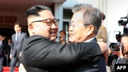 Le président sud-coréen Moon Jae-in, à droite, et le leader nord-coréen Kim Jong Un, lors de leur deuxième sommet, zone démilitarisée (DMZ), le 26 mai 2018.