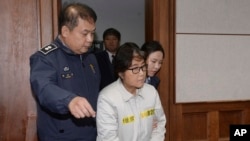 Choi Soon-sil, la confidente de l'ex- présidente sud-coréenne Park Geun-hye, devant le tribunal du district central de Séoul