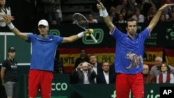 Pasangan ganda putera Republik Ceko, Tomas Berdych (kiri) dan Radek Stepanek merayakan kemenangan atas ganda Spanyol Marcel Granollers dan Marc Lopez di Praha, Sabtu (17/11).