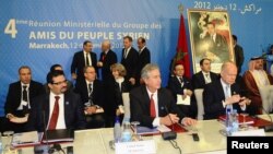 Menlu Tunisia Rafik Abdessalem (kiri), Wamenlu AS William Burns (tengah) dan Menlu Inggris William Hague menghadiri pertemuan 'Kelompom Sahabat Suriah' di Marrakech (12/12). 