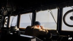 美军一艘驱逐舰在红海巡航。（美联社2024年2月13日）