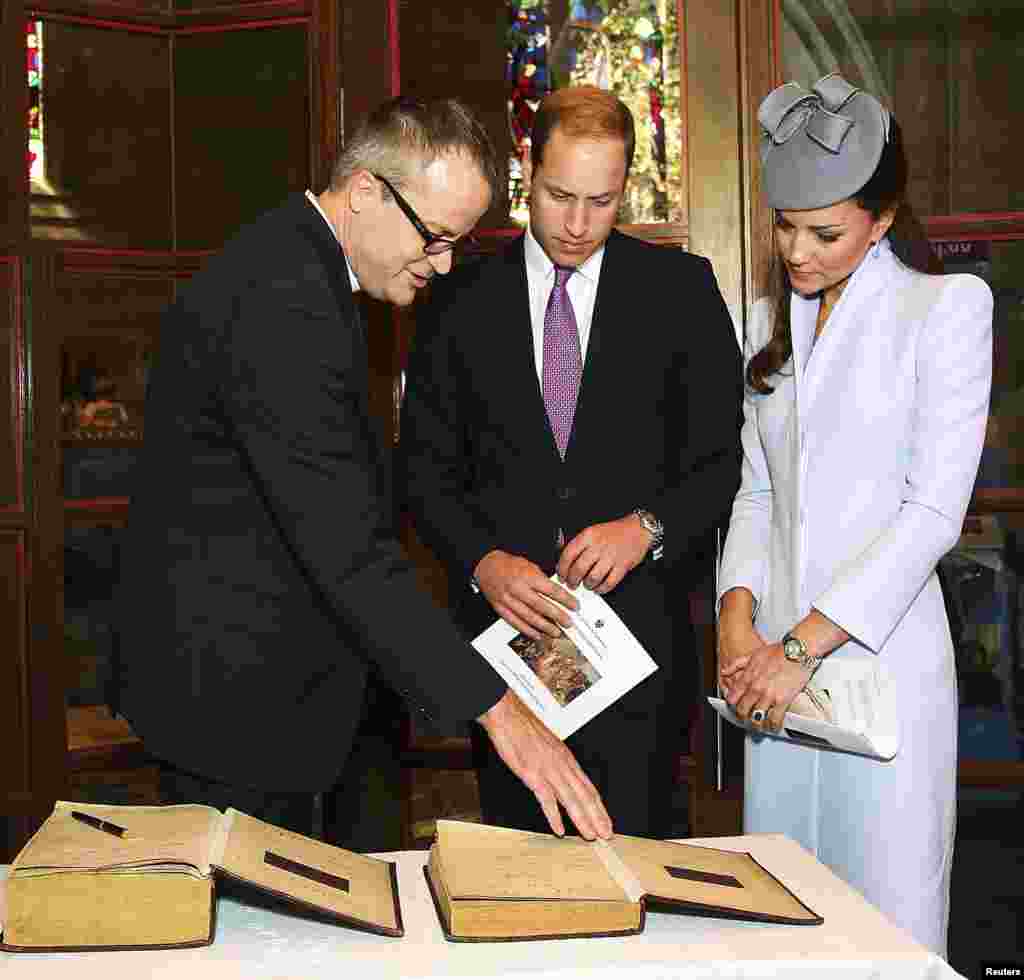 Pangeran William dari Inggris dan istrinya Catherine, Duchess of Cambridge, bersiap menandatangani alkitab dan buku doa kuno menyusul kebaktian Paskah di Katedral St. Andrews di Sydney.&nbsp;(Reuters/Lisa Maree Williams)