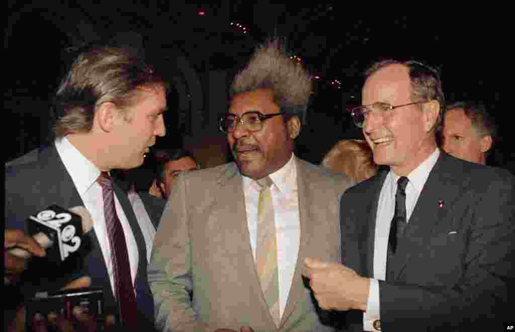Pemilik kasino Donald Trump berfoto dengan Wakil Presiden George Bush (kanan) dan promotor tinju Don King pada 12 April 1988 dalam acara penggalangan dana untuk Bush oleh Trump. (AP/David Book)