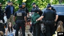 Policia arreston protestues gjatë protestës pro-palestineze në universitetin "Emory". 25 prill 2024, Atlanta, Xhorxhia.