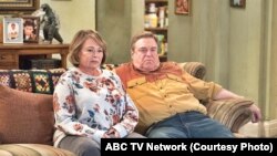 روزن بار و جان گودمن، در نخستین اپیزود نمایش روزن، که رکورد تماشاگر را شکست، و تبریک دونالد ترامپ را به همراه داشت.