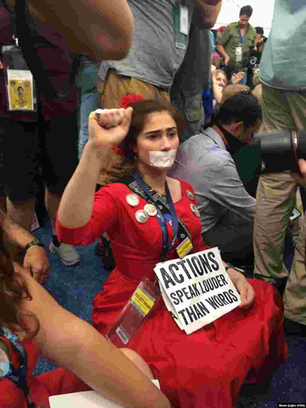 یک حامی سندرز که دهان خود را با چسب بسته و مشت گره کرده است.&nbsp;