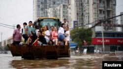 河南郑州暴雨后居民乘船疏散。（2021年7月23日）