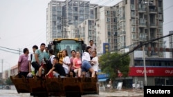 河南郑州暴雨后居民乘船疏散。（2021年7月23日）